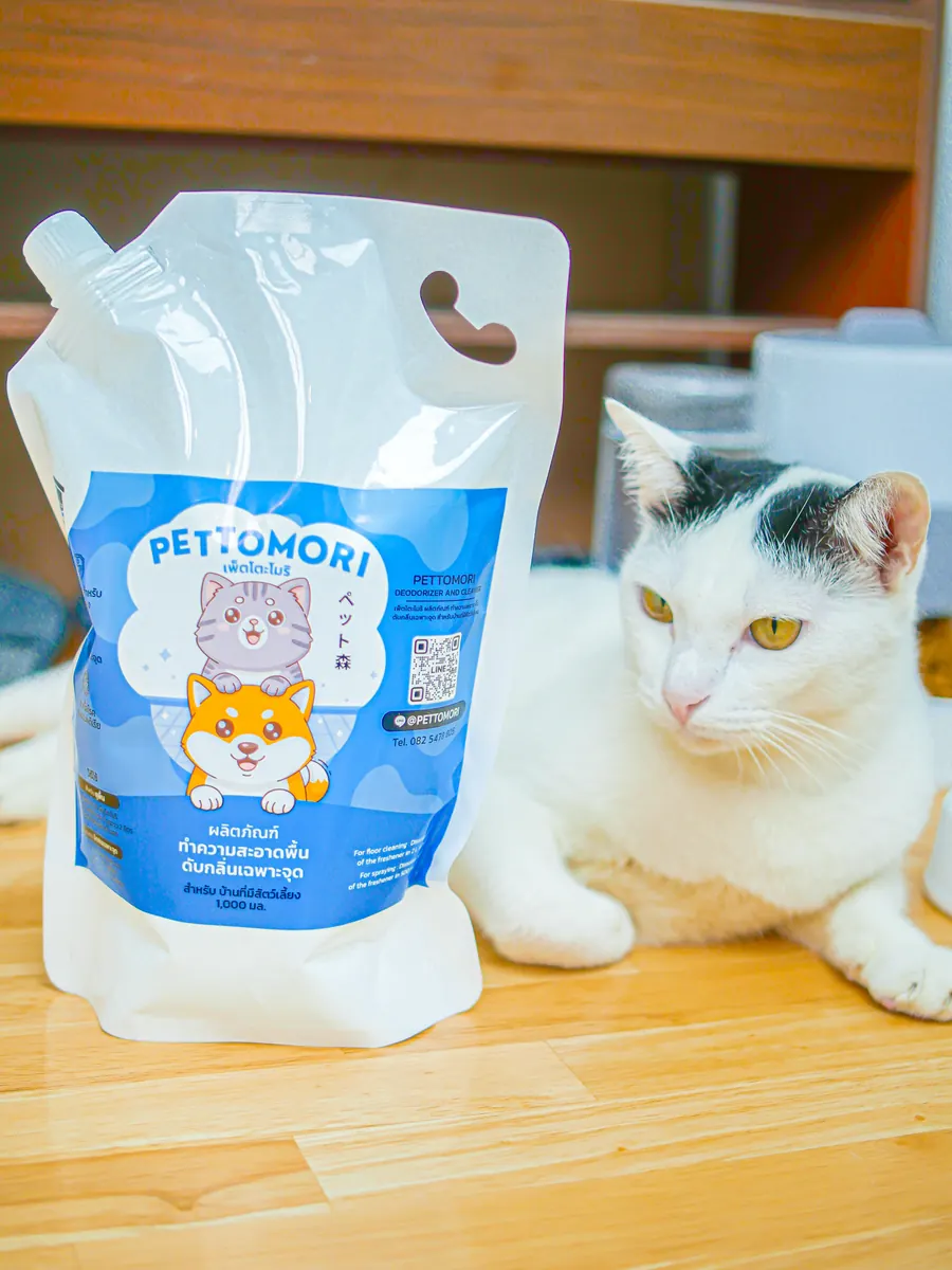 สเปรย์และถุงรีฟิล Pettomori วางข้างแมว